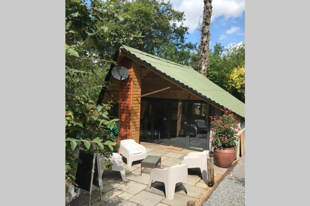 The Shed . A Cosy, Peaceful, 96% Recycled, Chalet. Swansea Exterior photo
