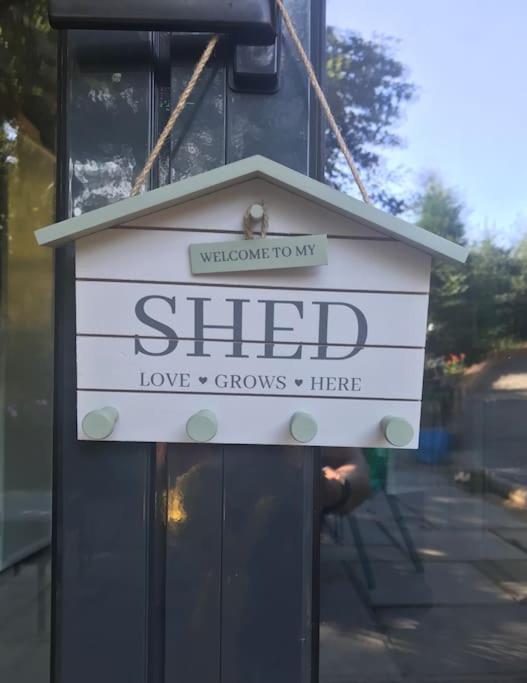 The Shed . A Cosy, Peaceful, 96% Recycled, Chalet. Swansea Exterior photo